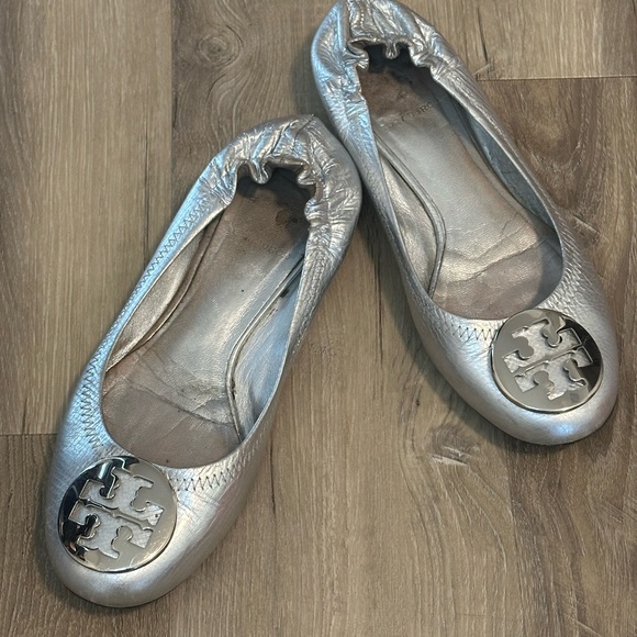 Tory Burch Silver Leather Ballet Flats – Designer Logo Flats – Pre-Owned Size 7 - Picture 2 of 4